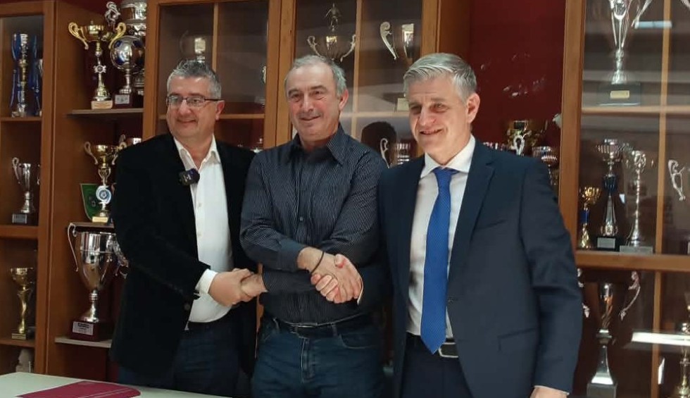 A generic square placeholder image with rounded corners in a figure.