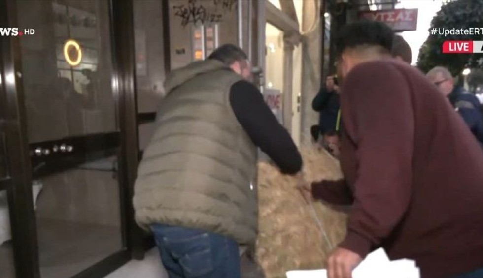 A generic square placeholder image with rounded corners in a figure.