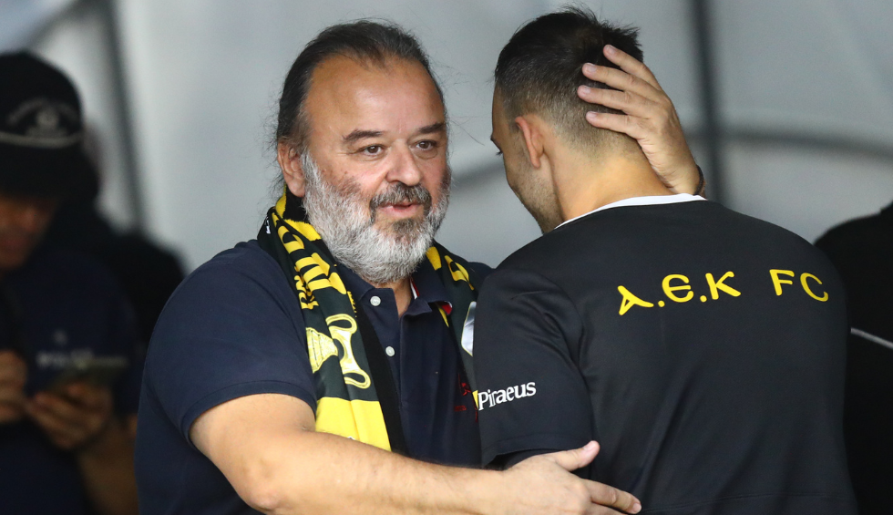 Ηλιόπουλος: Η δωρεά με τις 21 μπάλες σε σχολεία