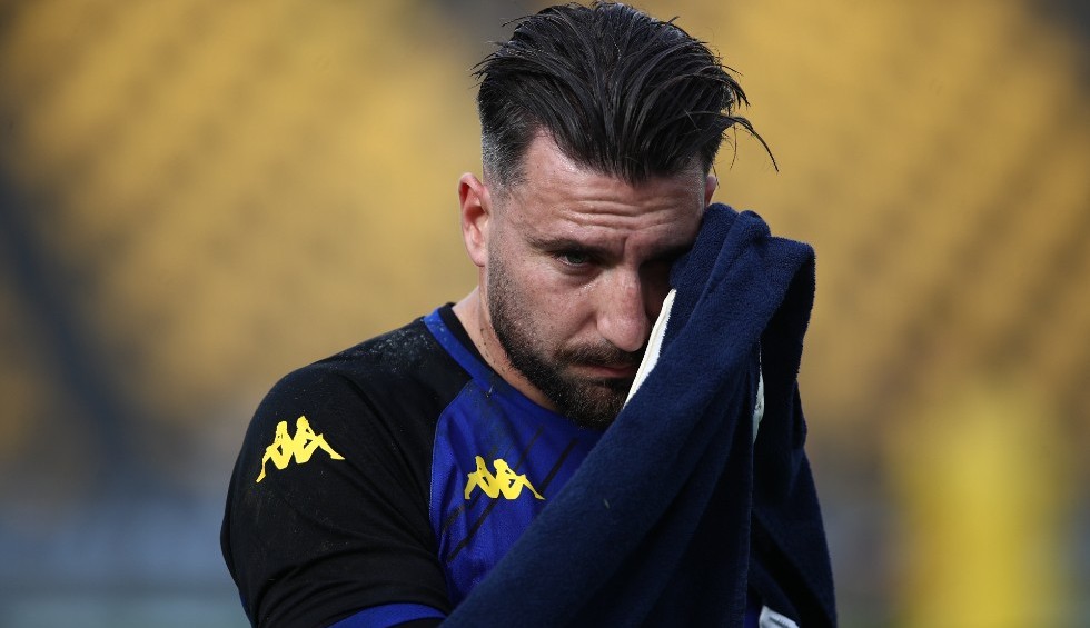 A generic square placeholder image with rounded corners in a figure.