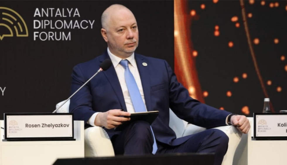 A generic square placeholder image with rounded corners in a figure.