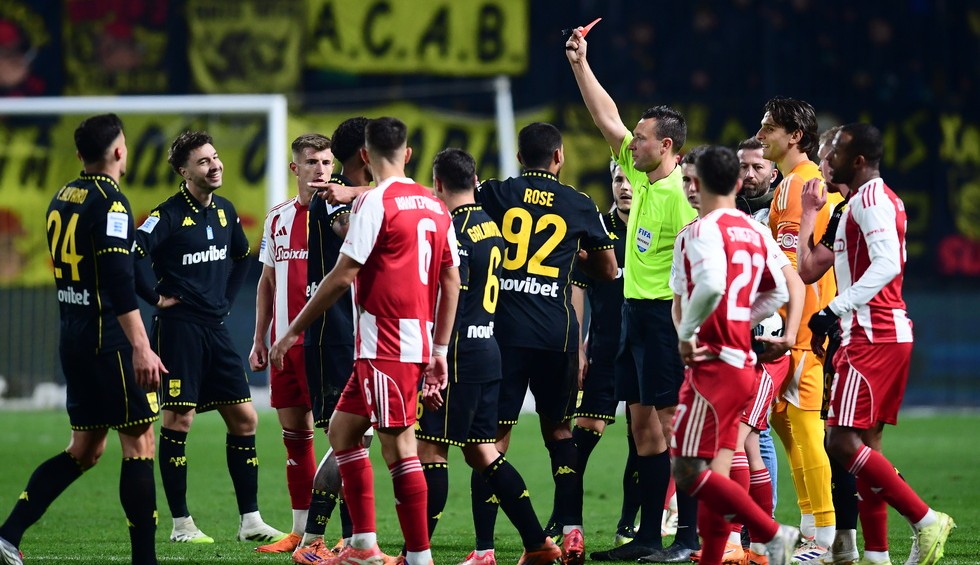 Λαμπαδαρίου για Άρης-Ολυμπιακός: Οι... τρεις κόκκινες και το πέναλτι