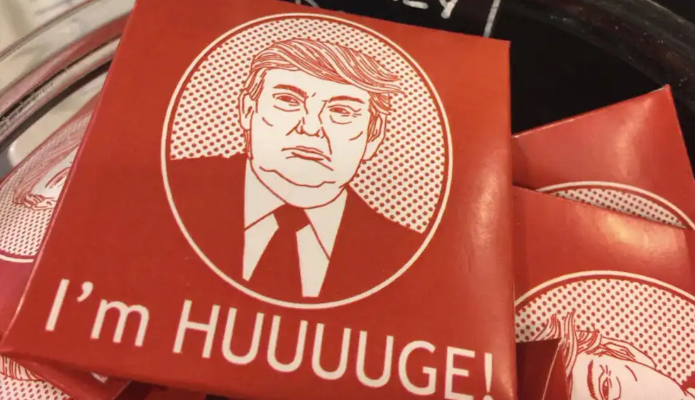 Επστάιν: Ποιους καίνε οι νέες φωτογραφίες-Το καρέ με τα προφυλακτικά και τον Τραμπ