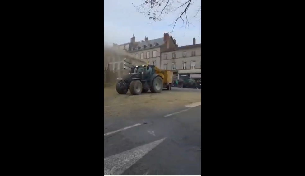 Μπλόκα αλά ελληνικά στη Γαλλία: Πέταξαν κοπριά σε κτίρια