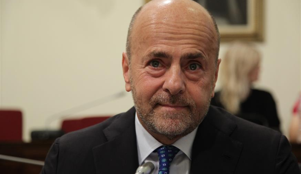 A generic square placeholder image with rounded corners in a figure.