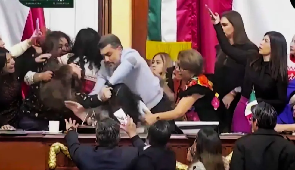 Μαλλιοτραβήχτηκαν βουλευτές κατά τη διάρκεια συνεδρίασης!