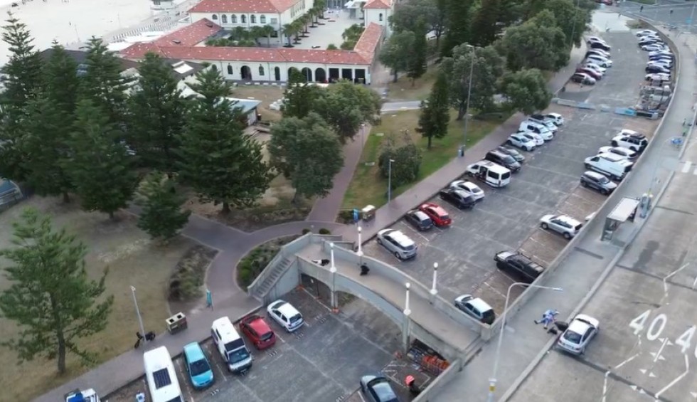 Βίντεο-ΣΟΚ: Η στιγμή που οι δύο ένοπλοι ανοίγουν πυρ στην παραλία του Σίδνεϊ