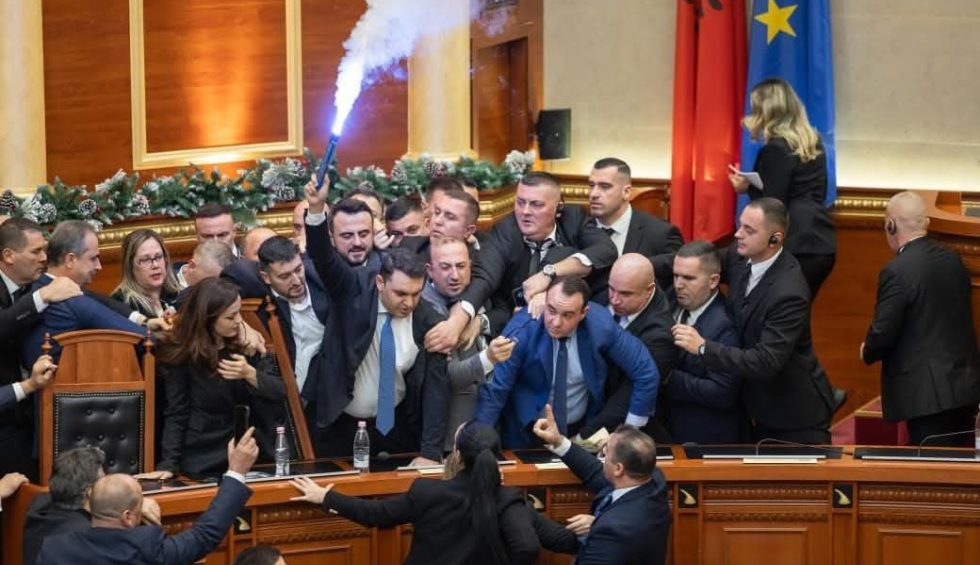 Χάος στην αλβανική Βουλή: Βουλευτές πιάστηκαν στα χέρια και άναψαν καπνογόνα!