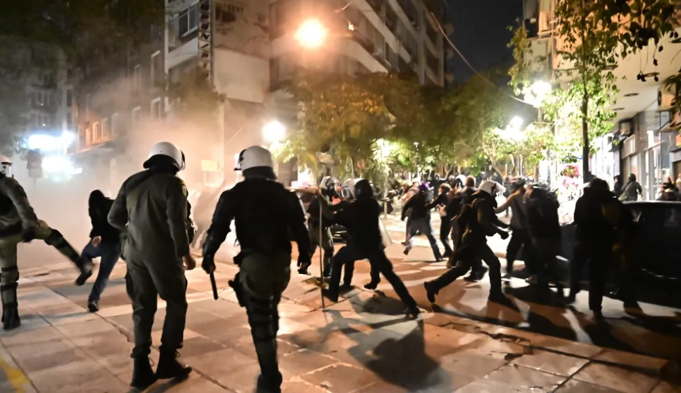 Πεδίο μάχης μεταξύ κουκουλοφόρων και ΜΑΤ τα Εξάρχεια