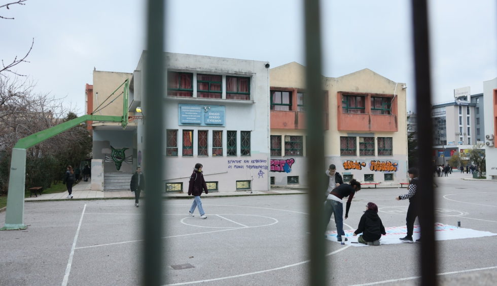 A generic square placeholder image with rounded corners in a figure.