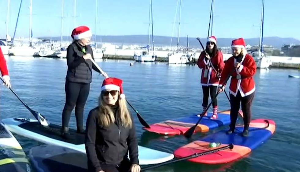 5o Santa SUP: Στις 11:00 σερφάρουν οι Αγιοβασίληδες στον Θερμαϊκό