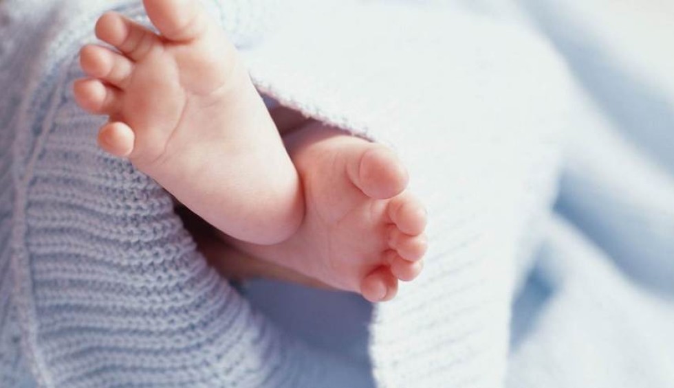 Θρίλερ με νεκρό βρέφος πέντε μηνών: Πέθανε ενώ κοιμόταν δίπλα στους γονείς του