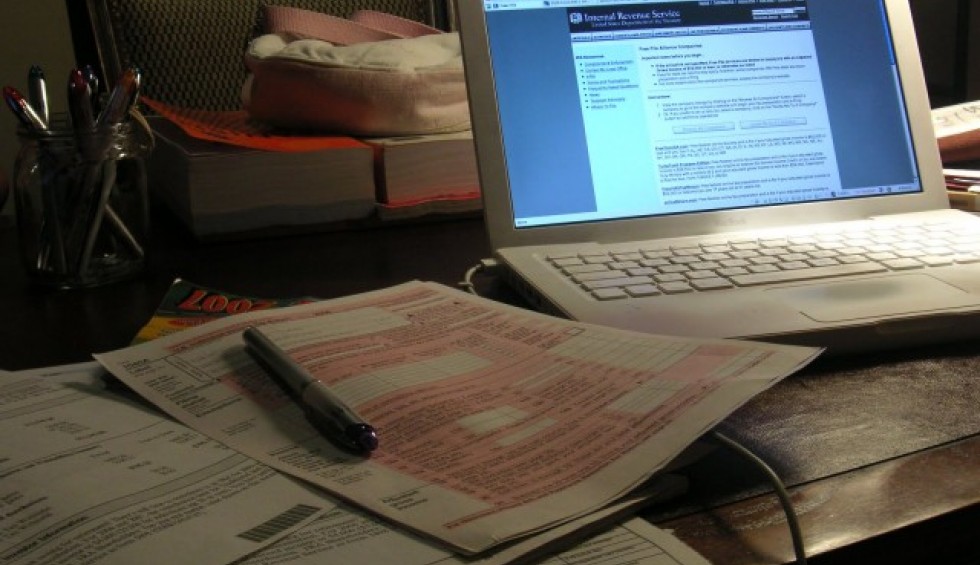 A generic square placeholder image with rounded corners in a figure.