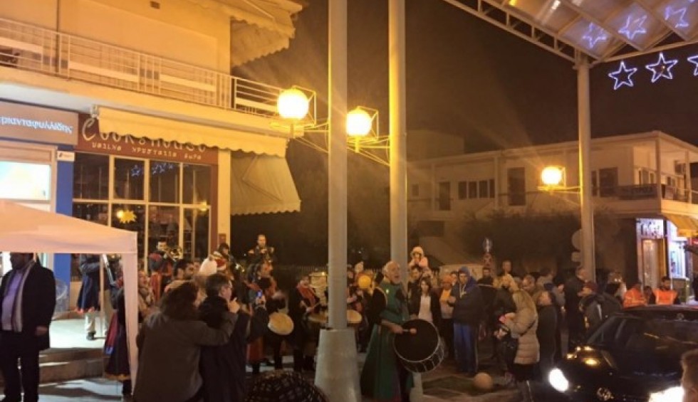 A generic square placeholder image with rounded corners in a figure.