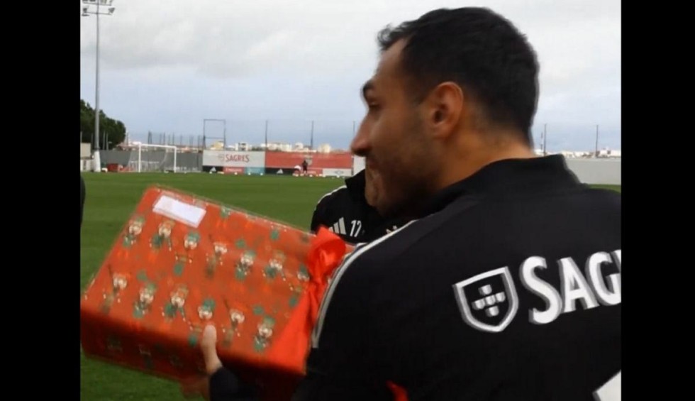 Βαγγέλης Παυλίδης-Μπενφίκα: Μοίρασαν δώρα σε παιδιά μαζί με τους συμπαίκτες του