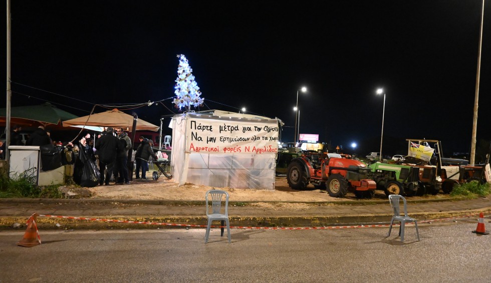 Με ψησταριές και γιορτινά δέντρα έκαναν Χριστούγεννα στα μπλόκα οι αγρότες