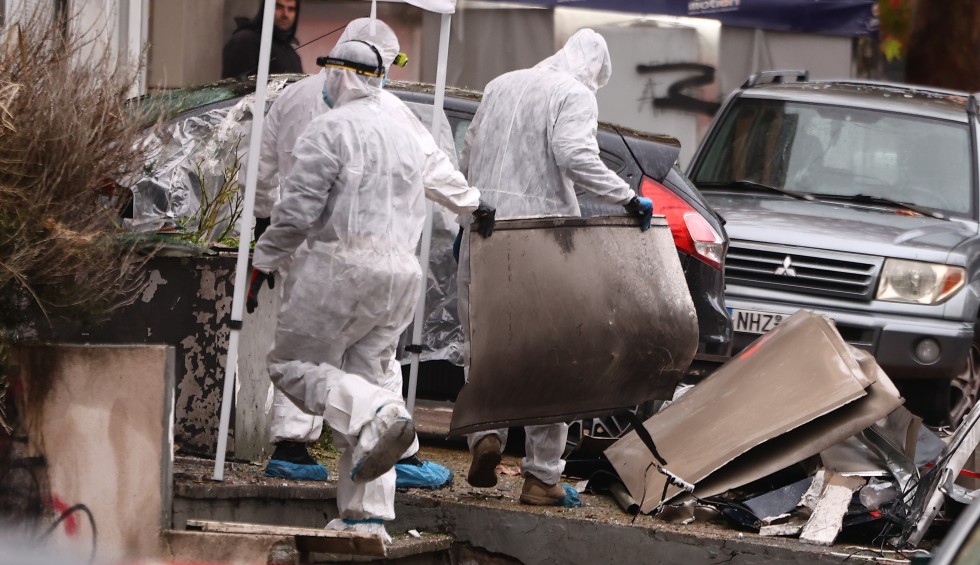 A generic square placeholder image with rounded corners in a figure.