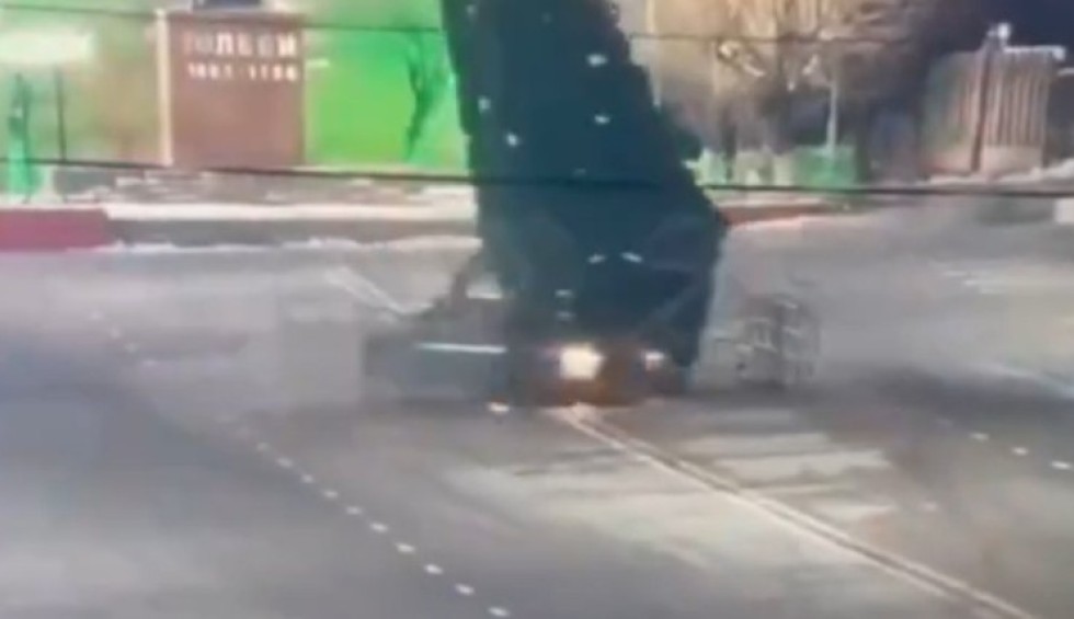 Καζακστάν: Οδηγός γκρέμισε το 12μετρο χριστουγεννιάτικο δέντρο