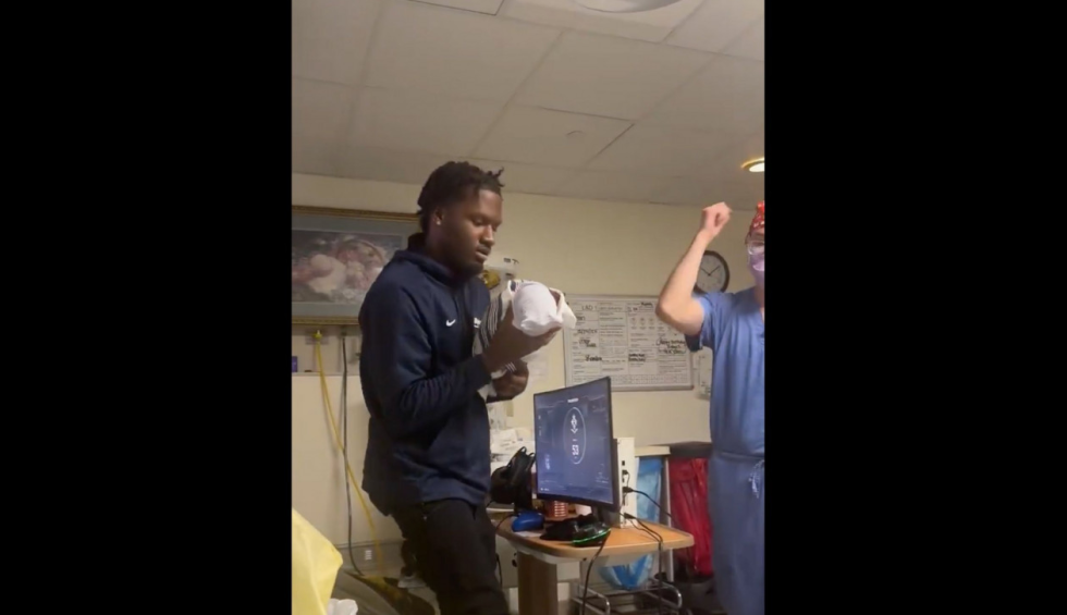 Η σύζυγος γεννούσε κι εκείνος έπαιζε... Xbox στην αίθουσα τοκετού