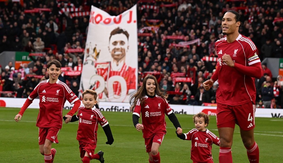 Στιγμές συγκίνησης στο Άνφιλντ: Οι γιοι του Ζότα συνόδευσαν τις μασκότ πριν το Λίβερπουλ-Γουλβς