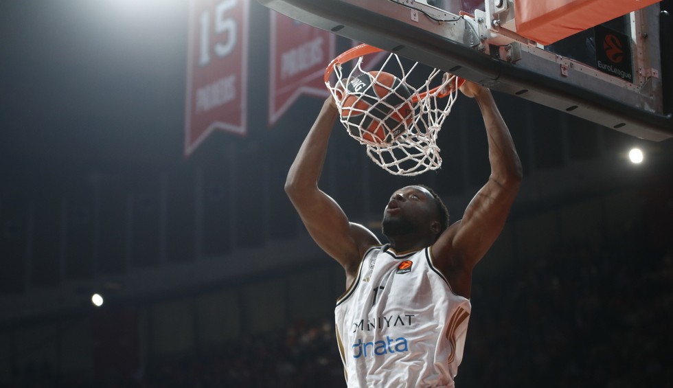 Dubai BC: Το τρομερό τρίποντο του Καμπενγκέλε από το κέντρο