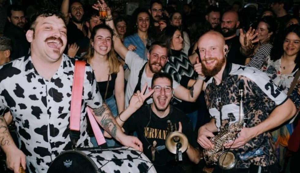 A generic square placeholder image with rounded corners in a figure.