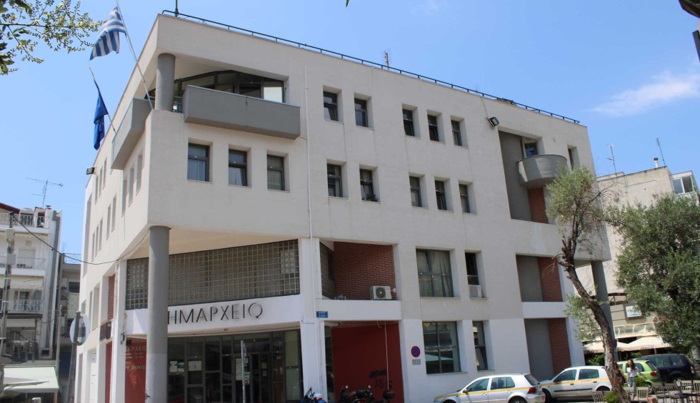 A generic square placeholder image with rounded corners in a figure.