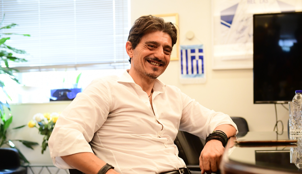 A generic square placeholder image with rounded corners in a figure.