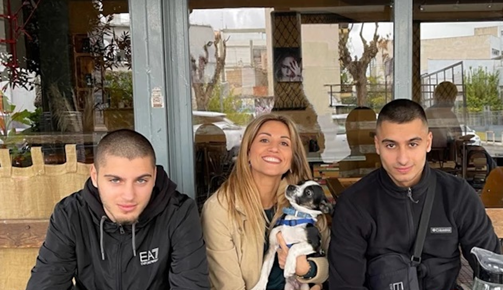 A generic square placeholder image with rounded corners in a figure.