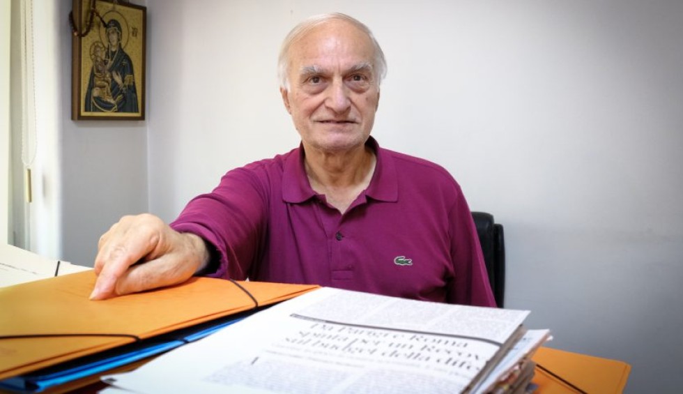 A generic square placeholder image with rounded corners in a figure.