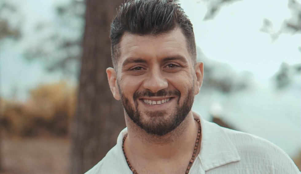 A generic square placeholder image with rounded corners in a figure.