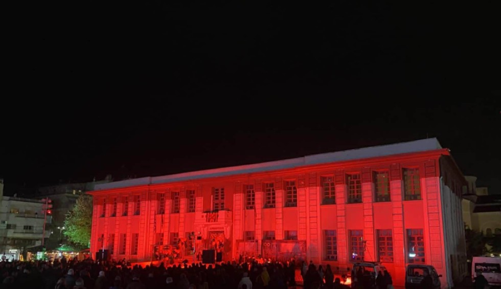 A generic square placeholder image with rounded corners in a figure.