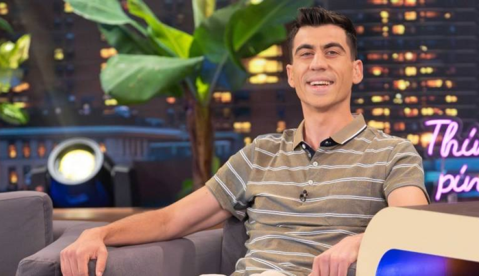 A generic square placeholder image with rounded corners in a figure.