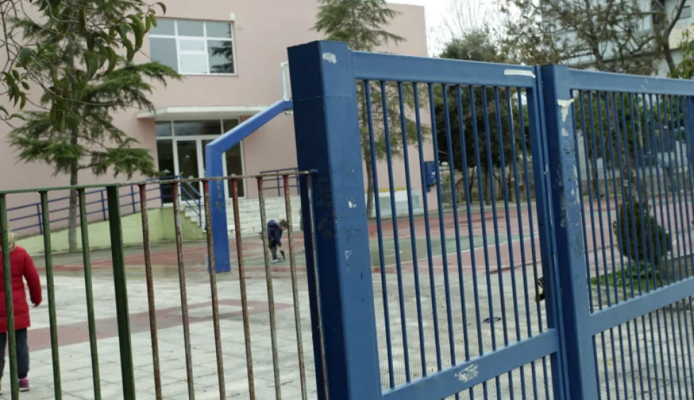 A generic square placeholder image with rounded corners in a figure.