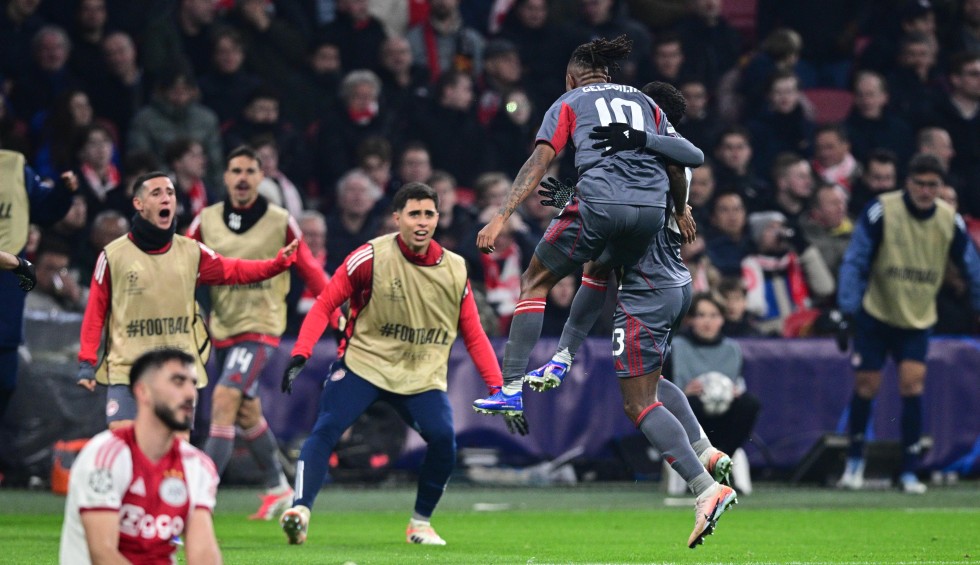 Ιστορικό διπλό του Ολυμπιακού στο Άμστερνταμ και πρόκριση στα play offs του Champions League