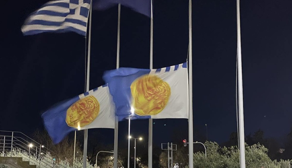 A generic square placeholder image with rounded corners in a figure.