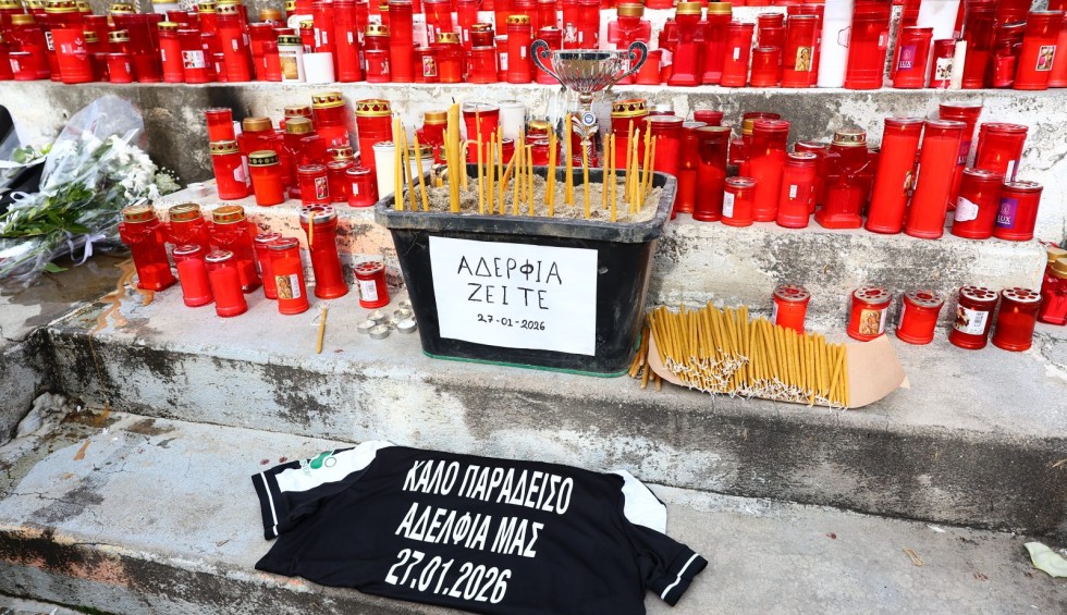 A generic square placeholder image with rounded corners in a figure.