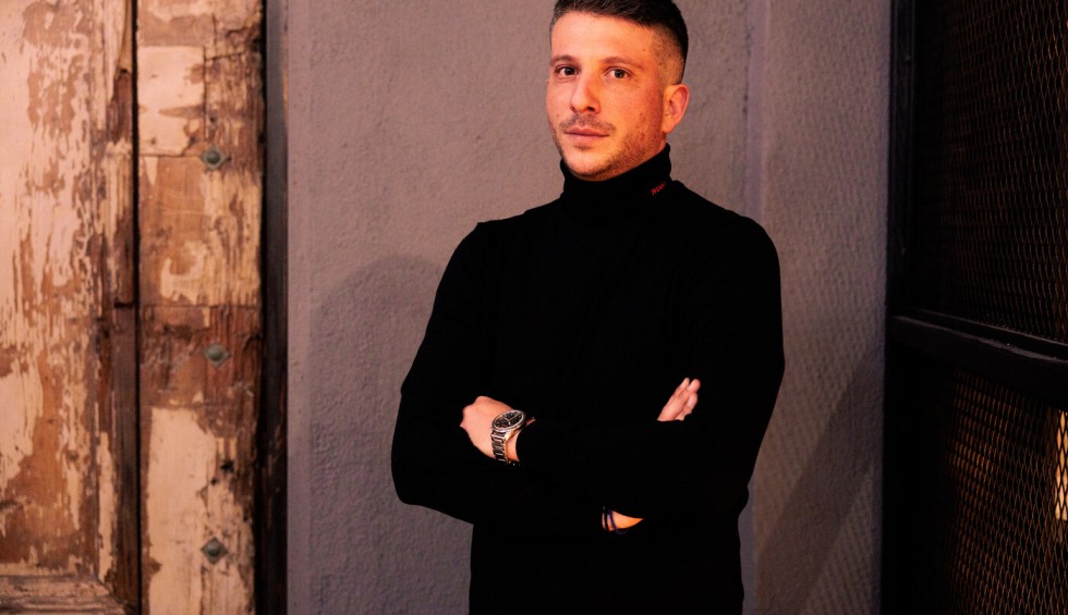 A generic square placeholder image with rounded corners in a figure.