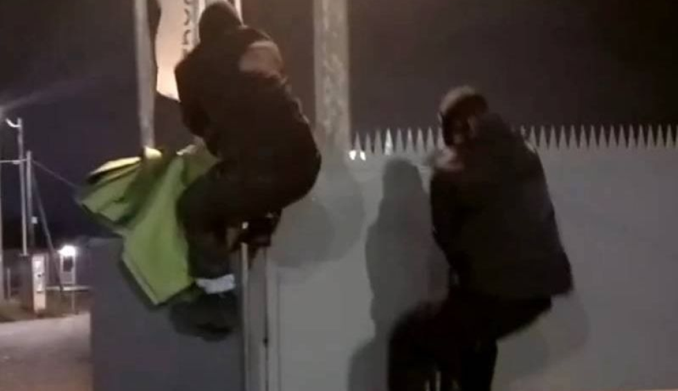 A generic square placeholder image with rounded corners in a figure.