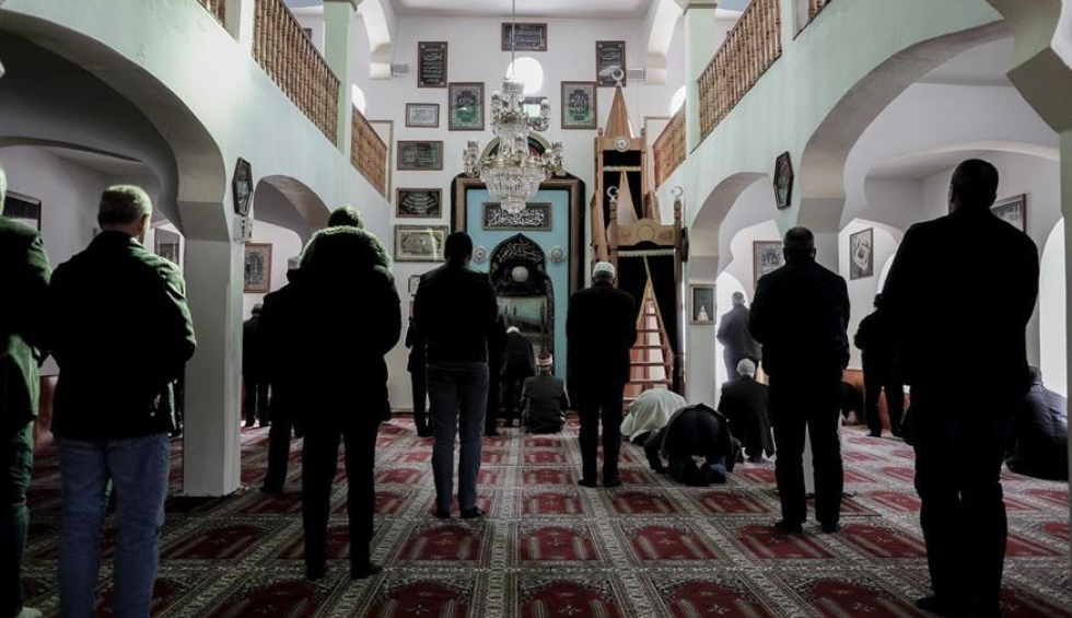 A generic square placeholder image with rounded corners in a figure.