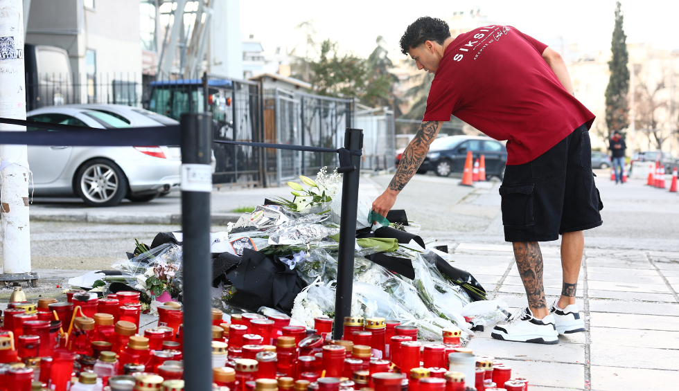 A generic square placeholder image with rounded corners in a figure.