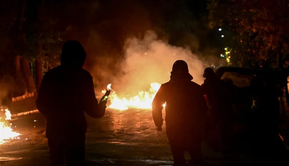 A generic square placeholder image with rounded corners in a figure.