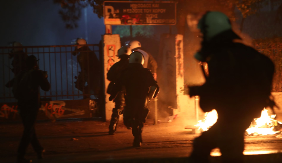 A generic square placeholder image with rounded corners in a figure.