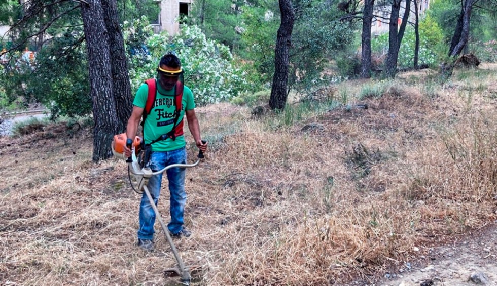 A generic square placeholder image with rounded corners in a figure.