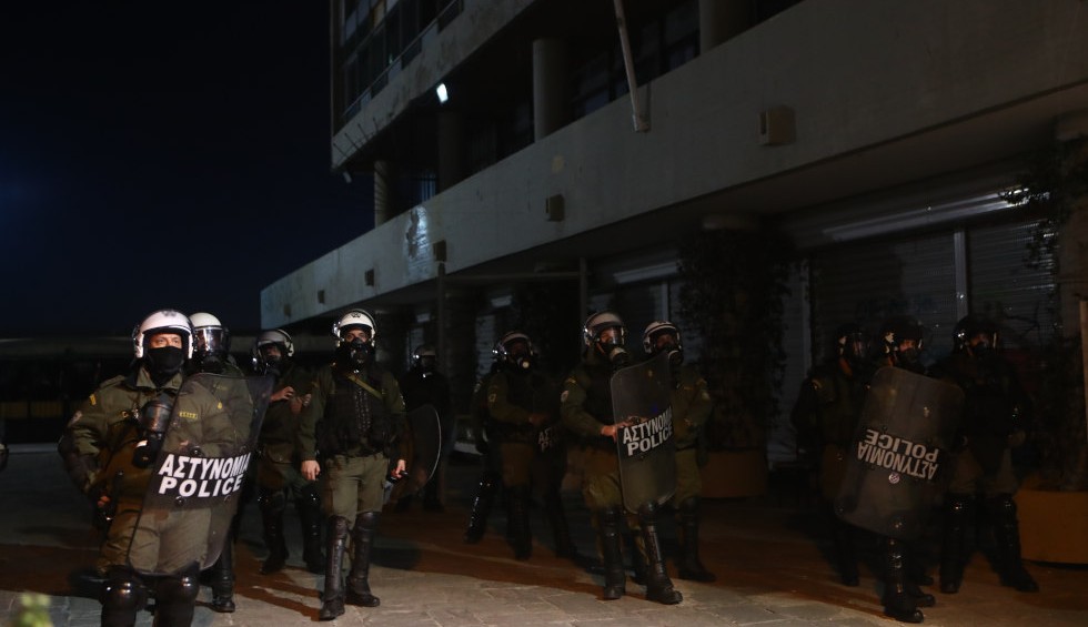 A generic square placeholder image with rounded corners in a figure.