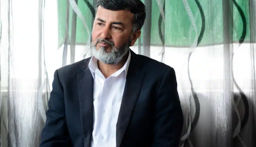 A generic square placeholder image with rounded corners in a figure.