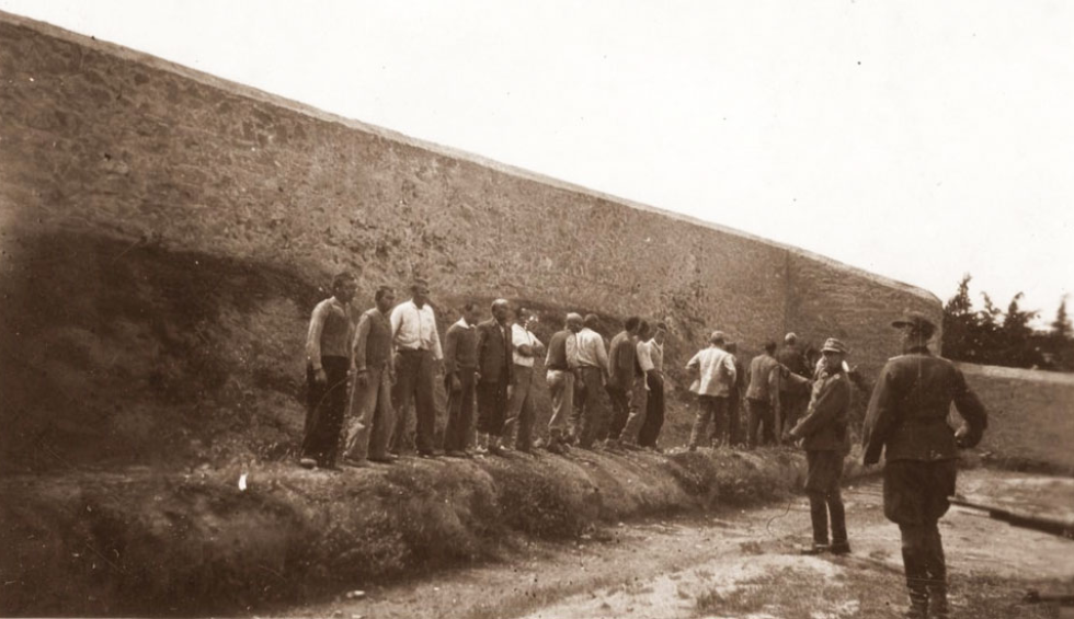 A generic square placeholder image with rounded corners in a figure.