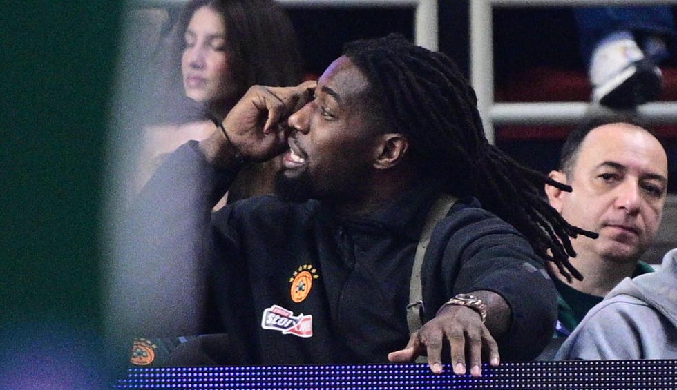 Ο Λεσόρ κατήγγειλε ρατσιστική επίθεση-«Πέταξε μπανάνα στον κόσμο», λέει ο Ολυμπιακός!