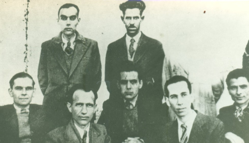 A generic square placeholder image with rounded corners in a figure.