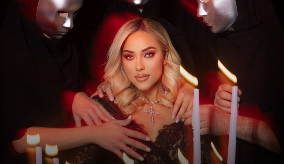 A generic square placeholder image with rounded corners in a figure.